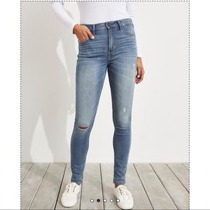 HOLLISTER HIGH RISE SUPER SKINNY DISTRESSED JEANS